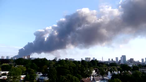 Rauch-plume-von-einer-großen-Stadt-Kamin.