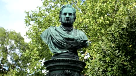 Andreas-Zelinka-statue,-Wien