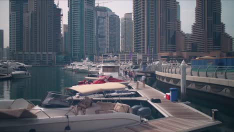 marina-de-dubai-barcos-lugar,-time-lapse