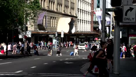 Agitado-cruce-con-la-gente-de-a-pie-del-centro-de-la-ciudad-de-Sydney