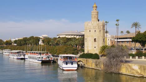 Sevilla-Fluss-Tourist-Boote-Tageslicht-4-k-Spanien