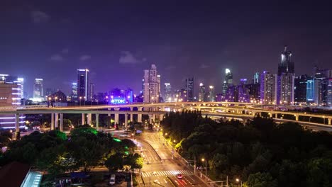 TL,-WS-hora-pico-de-tráfico-en-varias-autopistas-y-flyovers-at-night-Shanghai,-China