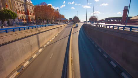 Sonniger-Tag-morgen-Blick-auf-die-Brücke-Verkehr-Tunnel-Straße-4-k-Zeitraffer-Spanien