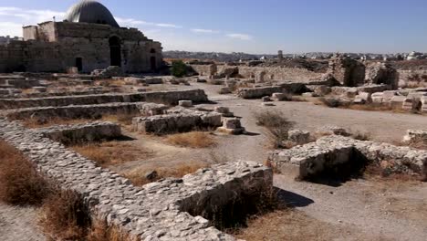 Antiguas-ruinas-en-la-ciudadela-en-Amán,-Jordania