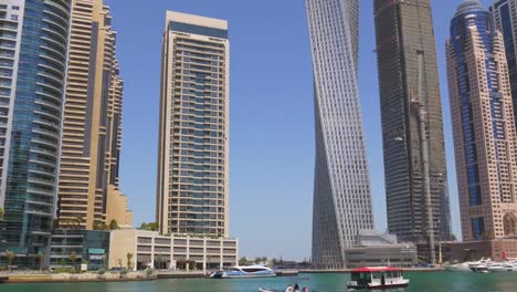 dubai-marina-día-de-verano-al-golfo-edificios-panorama-4-k,-Emiratos-Árabes-Unidos