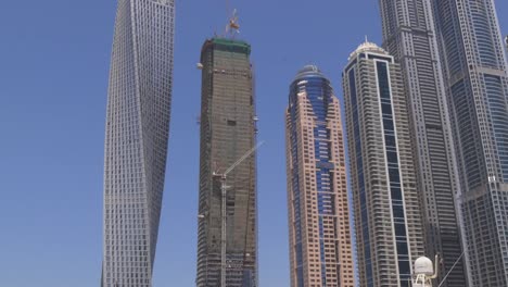 Emiratos-Árabes-Unidos-la-luz-del-día-y-a-la-famosa-Marina-de-Dubai-edificios-panorama-4-K