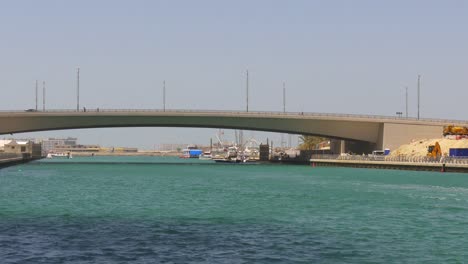 Emiratos-Árabes-Unidos-la-Marina-de-Dubai-de-luz-de-día-al-golfo-puente-de-panorama-4-K