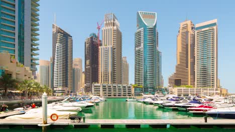 Eau-día-de-verano-de-la-ciudad-de-Dubai-Marina-de-yates-privada-muelle-4-K-lapso-de-tiempo