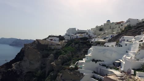 Mar,-blanco-y-azul-en-la-ciudad-de-OIA