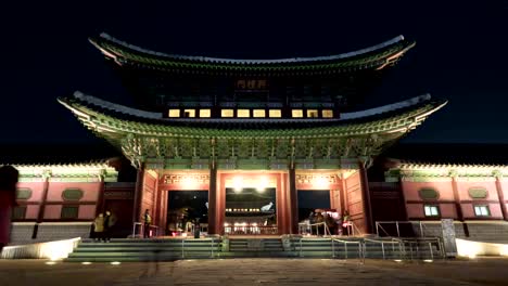 Timelapse-of-people-traffic-in-Heungryemun-Gate-at-night.-Seoul,-South-Korea