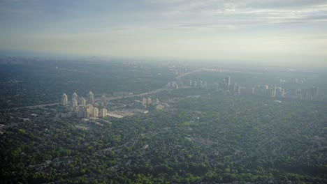 fliegen-über-toronto-ontario-in-Kanada-4k-im-ländlichen-Sommer