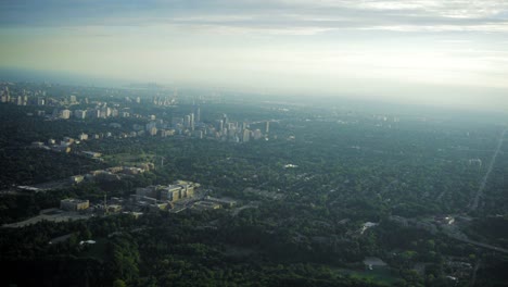 volando-sobre-toronto-ontario-Canadá-4k-en-verano-de-campo