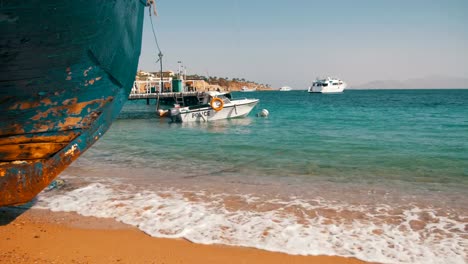 Strand-in-Ägypten.-Resort-Küste-des-Roten-Meeres.-Küstenwache-Boot-in-der-Nähe-der-Hafenstadt