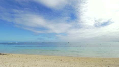 Strand-mit-Liegestühlen-auf-tropischen-resort