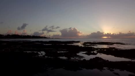 Schwarzen-Steinen-und-Küste-in-Mauritius-im-Sonnenuntergang,-aerial-view