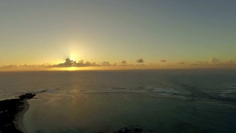 Luftaufnahme-der-Küste-Mauritius-bei-Sonnenuntergang