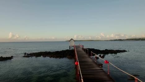 Flug-über-die-hölzerne-Pier-im-Wasser