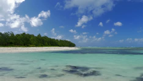 Escena-con-laguna-azul-y-Costa-de-la-isla