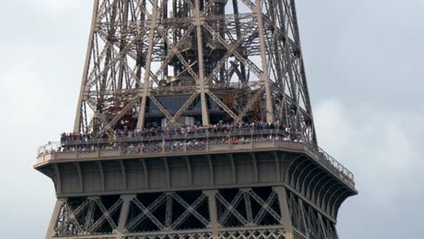 People-on-the-edge-of-the-Eiffel-tower