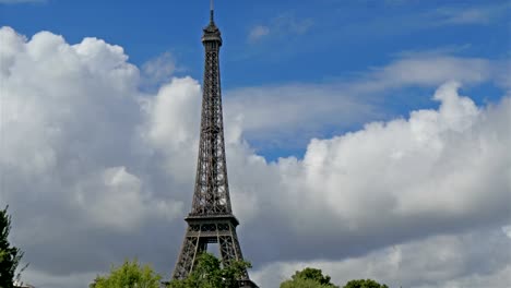 The-picturesque-view-of-Eiffel-tower-in-Paris