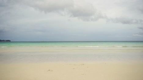 Mann-läuft-am-Strand