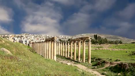 Römische-Ruinen-in-der-jordanischen-Stadt-Jerash-(Gerasa-der-Antike),-die-Hauptstadt-und-größte-Stadt-Jerash-Governorate,-Jordanien