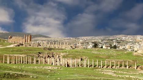 Römische-Ruinen-in-der-jordanischen-Stadt-Jerash-(Gerasa-der-Antike),-die-Hauptstadt-und-größte-Stadt-Jerash-Governorate,-Jordanien