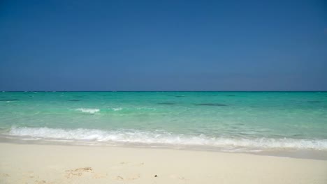 Mann-läuft-am-Strand