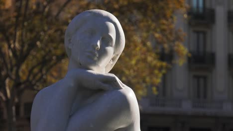 Nahaufnahme-der-Statue-In-Placa-Plaza-Catalunya-Barcelona-Spanien