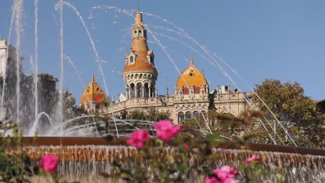 Fuentes-y-edificios-en-Plaza-Plaça-Catalunya-Barcelona-España