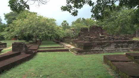 Blick-auf-die-Ruinen-der-antiken-Stadt-und-Bäume-in-Polonnaruwa,-Sri-Lanka.