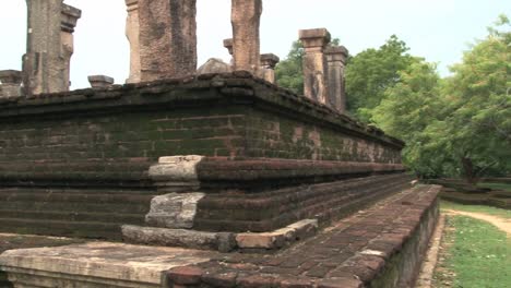 Ruins-of-the-ancient-building-with-columns-in-Polonnaruwa,-Sri-Lanka.