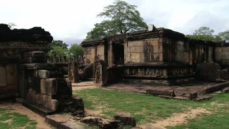 Ruins-of-the-building-in-the-city-of-Polonnaruwa,-Sri-Lanka.