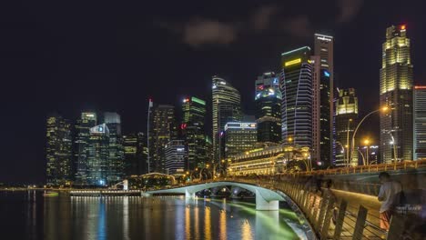 Skyline-de-Singapur-de-lapso-de-tiempo-en-la-noche-con-edificios-modernos-urbanos