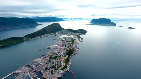 Stadt-von-Alesund-Norwegen-Luftaufnahmen