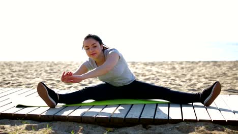 Mädchen-tun-Training-am-Strand