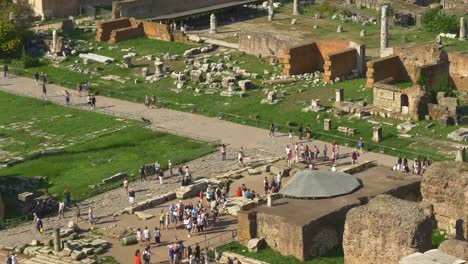 turístico-de-foro-romano-de-Italia-concurrida-terraza-panorama-4k-Roma