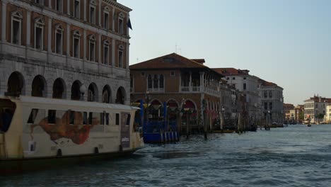 Italien-Sommer-Tag-berühmten-Venedig-Vaporetto-Straße-Reise-Canal-grande-Markt-vorne-Panorama-4k