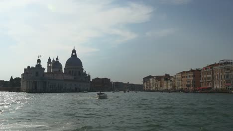 Italien-Venedig-Sommer-Tag-Santa-Maria-della-Salute-Basilika-Canale-Grande-fahren-Panorama-4k