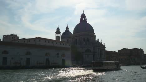 Italien-Venedig-Sonne-Licht-Santa-Maria-della-Salute-Basilika-Canale-Grande-fahren-Panorama-4k