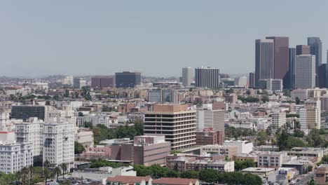 Los-Angeles-aérea-Skyline-urbano-Turismo-vista.-Torres-de-oficinas-había-atestado-centro-de-la-ciudad-LA-vista-panorámica-de-antenas.-Pan-y-Tilt.-4K