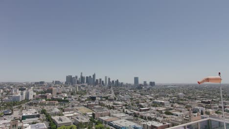 Los-Angeles-Aerial-Skyline-Stadtbild-Sightseeing-Blick.-Bürotürme-überfüllten-Downtown-LA-Antennen-Panoramablick.-Schwenken-und-neigen.-4K