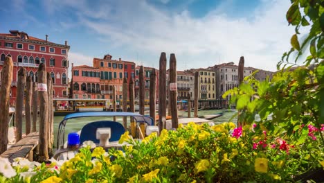 Italia-verano-día-Venecia-ciudad-restaurante-Bahía-flores-gran-canal-tráfico-panorama-4k-lapso-de-tiempo