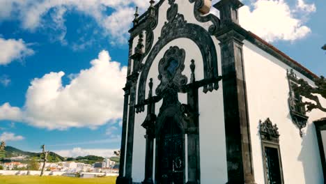 Ponta-Delgada,-las-Azores,-Portugal-contra-un-cielo-azul