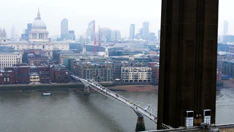 Die-Themse,-St.-Pauls-Cathedral-und-Millennium-Bridge-2