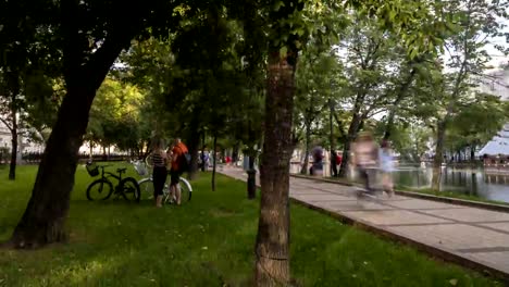 hyperlaps-video-of-people-strolling-on-a-summer-day-along-the-Boulevard