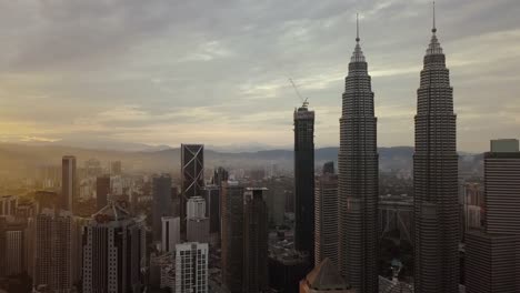 Luftaufnahmen---Petronas-Towers-bei-Sonnenaufgang.-Flache-Farbprofil.