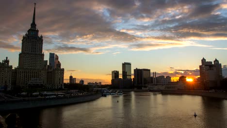 Zeit-Ablauf-Stadtbild-bei-Sonnenuntergang-mit-der-Bewegung-der-Wolken-und-Bürogebäude-im-Hintergrund