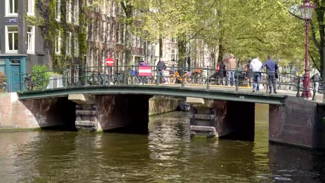 Die-kleine-Brücke-über-den-kleinen-Kanal-in-Amsterdam