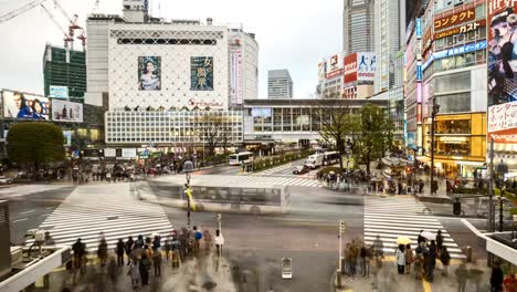 Zeitraffer-der-Shibuya-Kreuzung-mit-Bewegungsunschärfe-von-Fußgänger